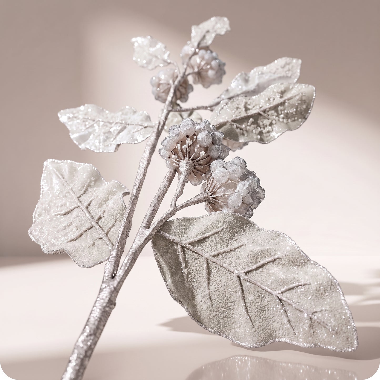 Vara de hojas y bayas de magnolia hielo perlado