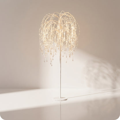 Árbol llorón con gotas de vidrio y luz LED blanca