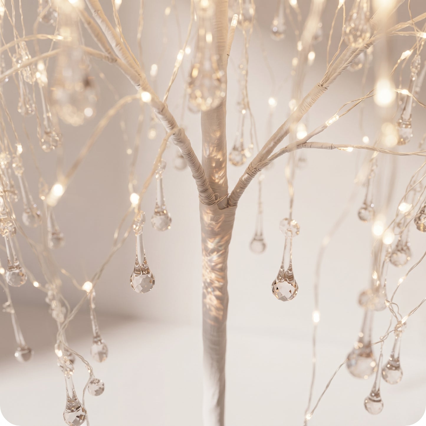 Árbol llorón con gotas de vidrio y luz LED blanca