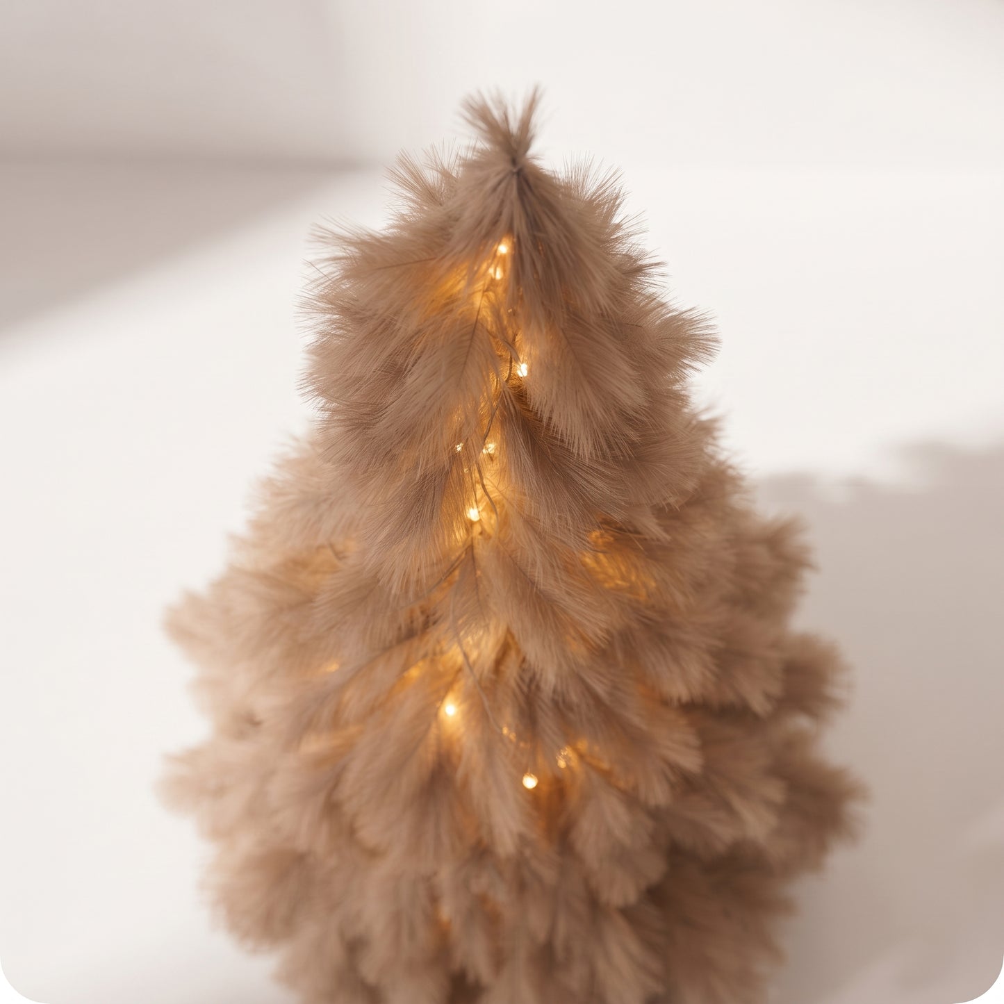 Árbol dorado con luces LED en el tronco