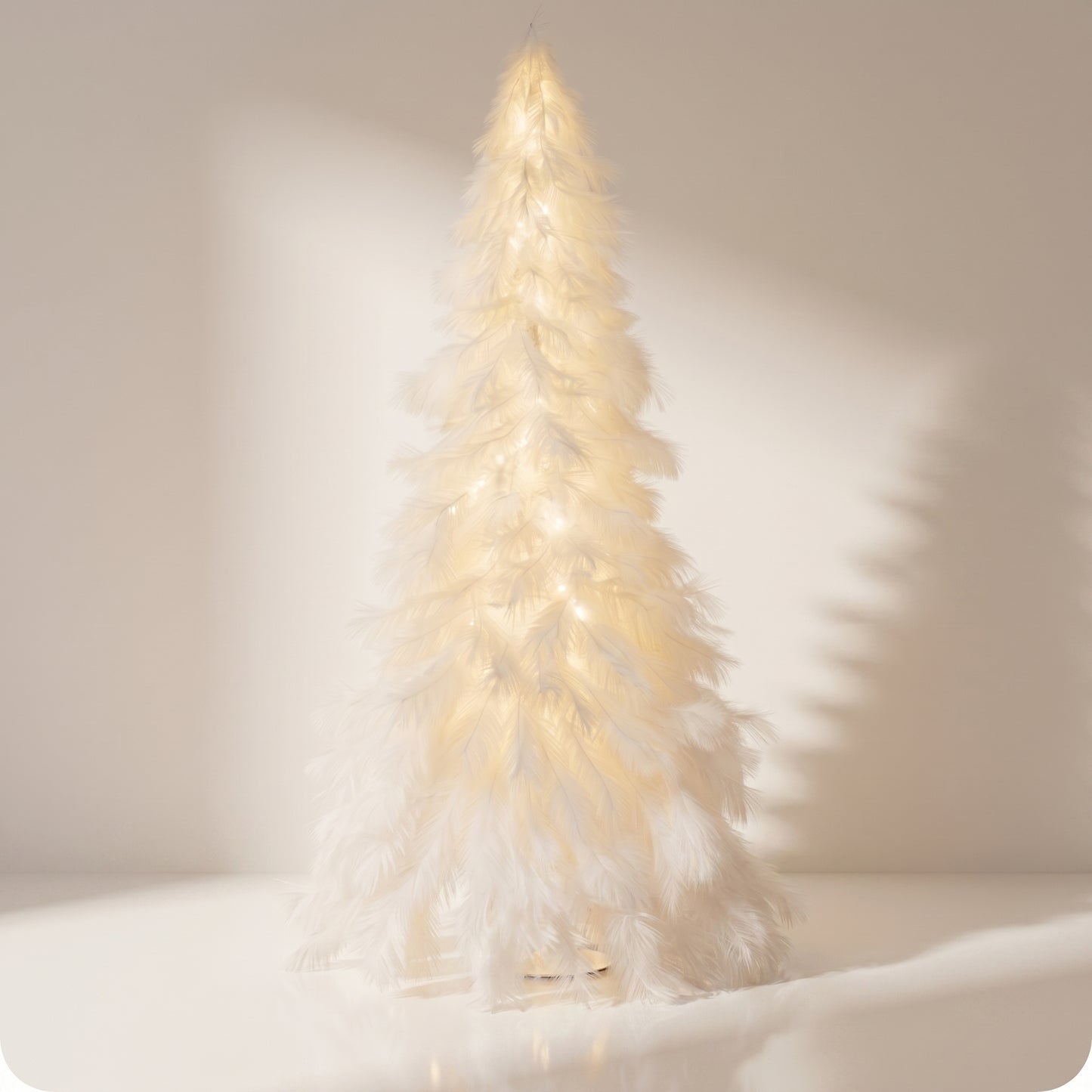 Árbol blanco con luces LED en el tronco
