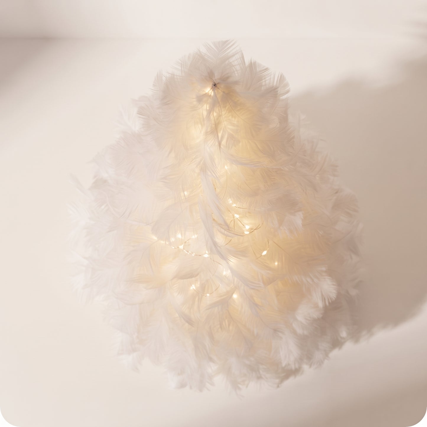 Árbol blanco con luces LED en el tronco