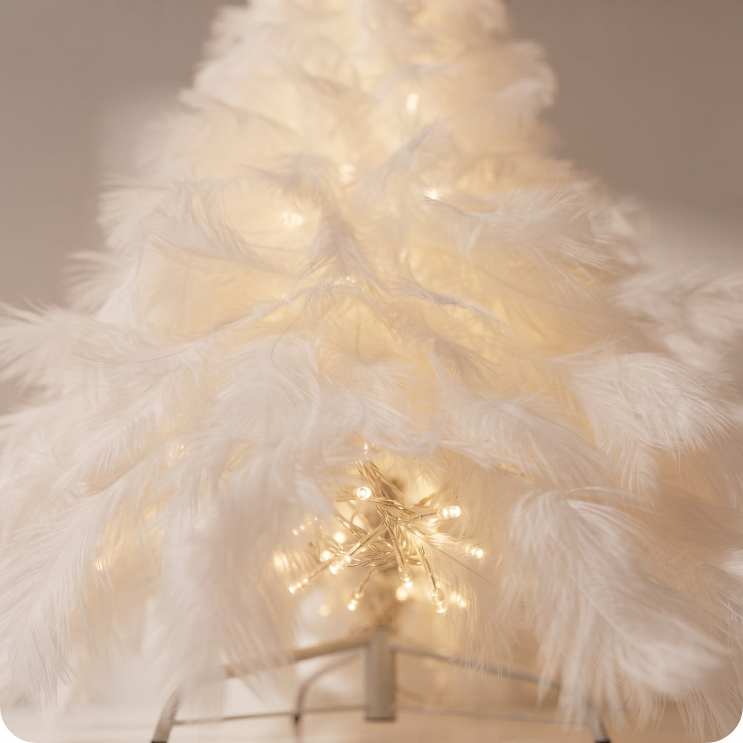 Árbol blanco con luces LED en el tronco