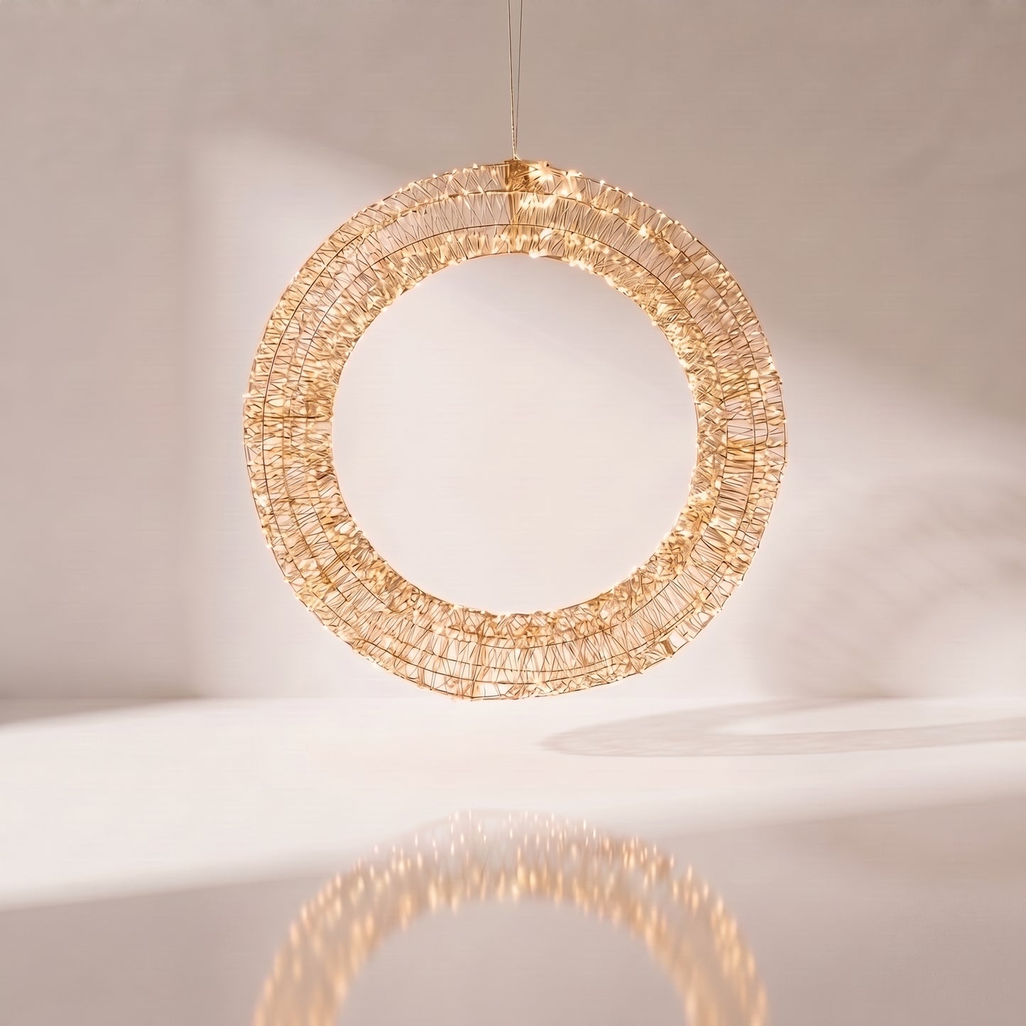 Corona de red de metal con luz led calida