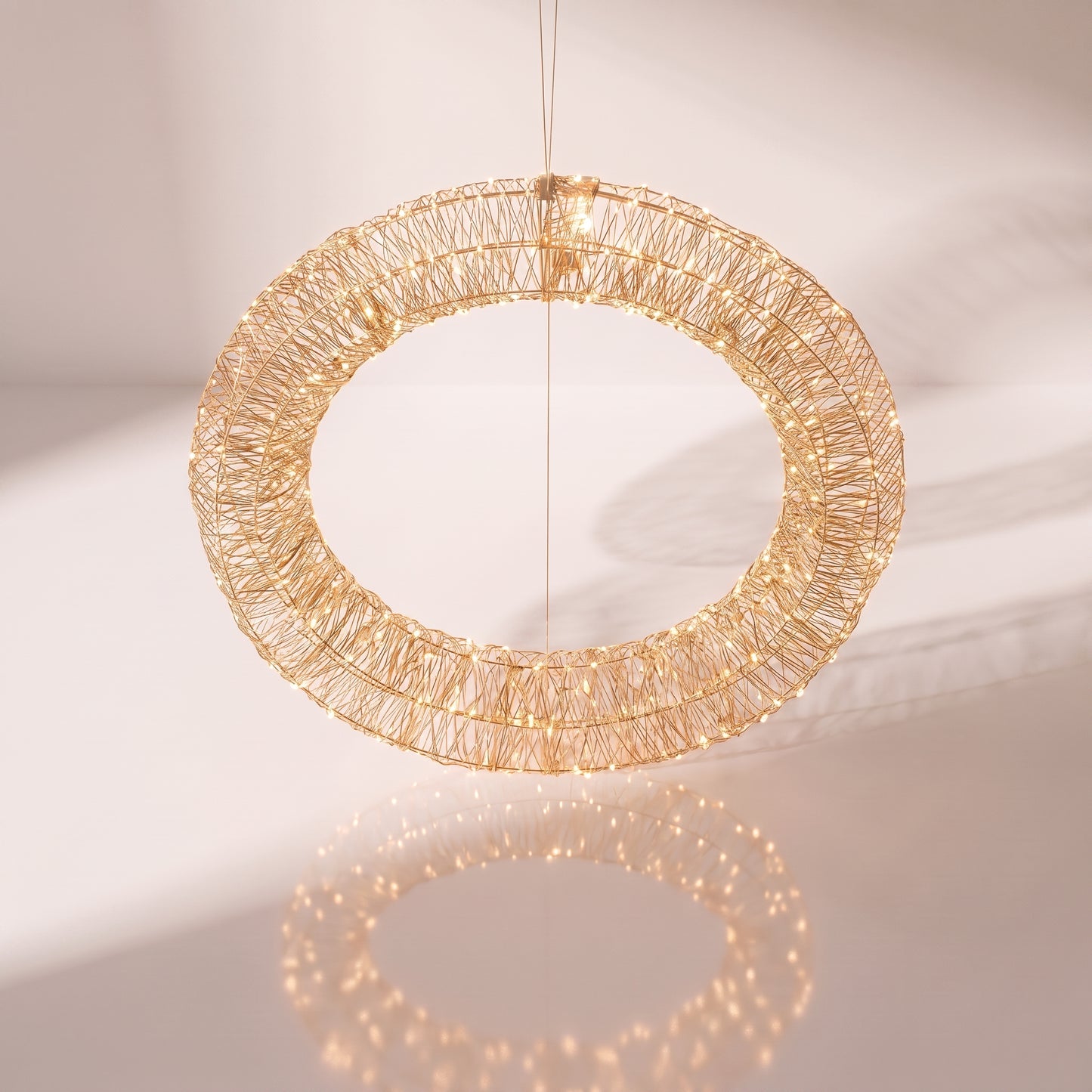 Corona de red de metal con luz led calida