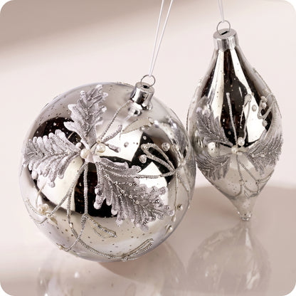 Adornos de hojas cuentas de cristal en plata, oro y blanco