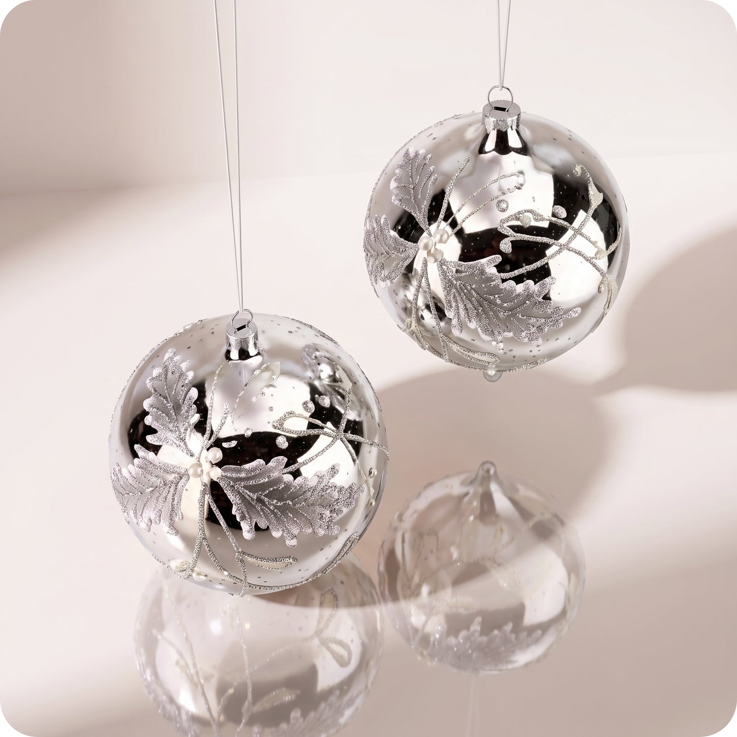 Adornos de hojas cuentas de cristal en plata, oro y blanco